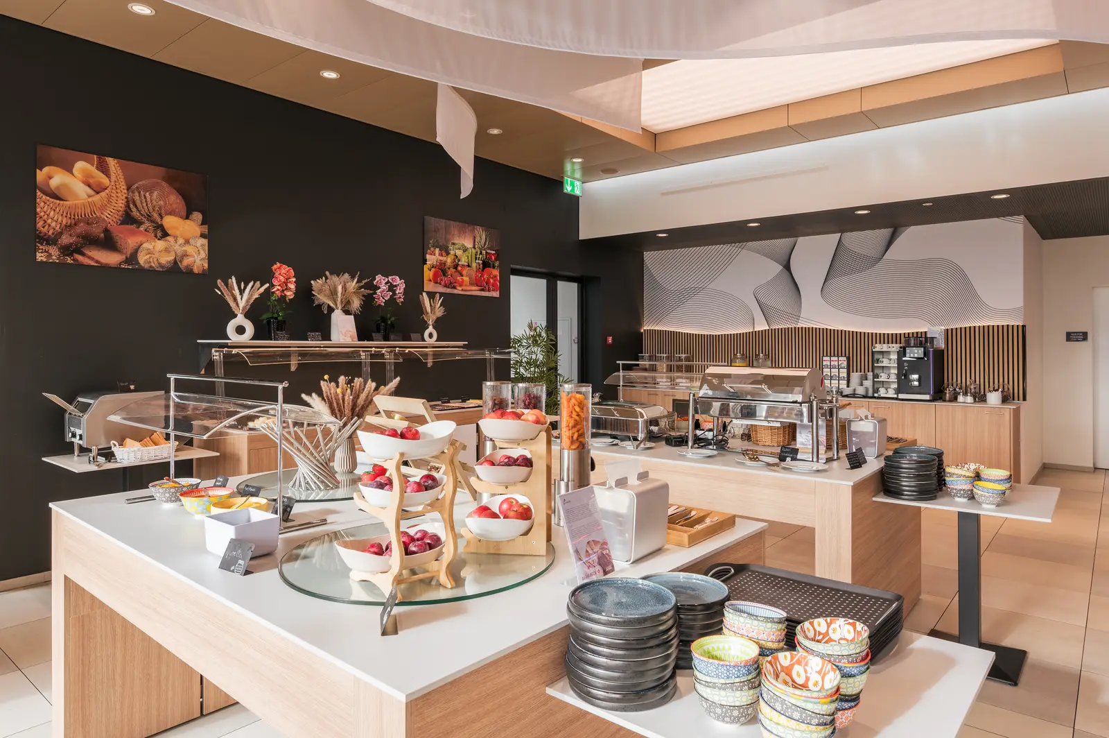 Frühstücksbuffet mit Brot, Früchten und Gebäck