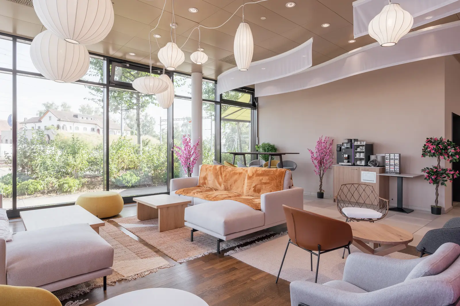Lounge mit Sofas und grossen Fenstern