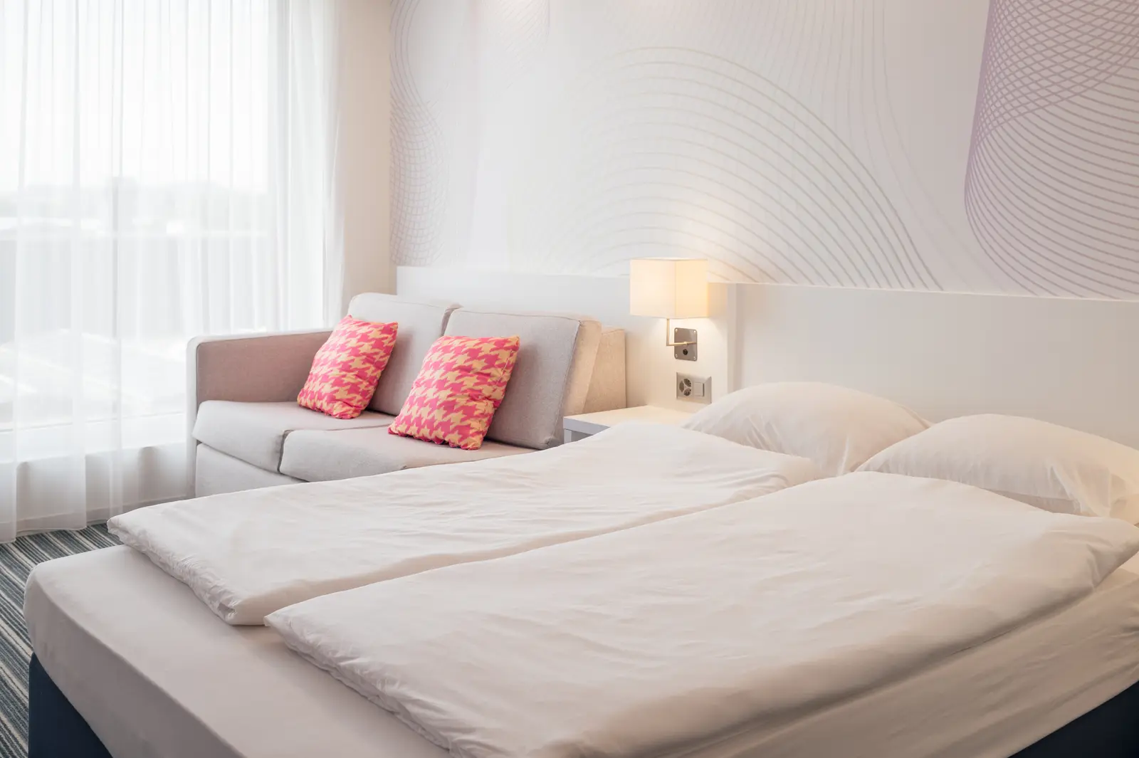Zimmer mit zwei Betten und Sofa